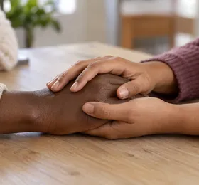 Imagem ilustrativa de mãos unidas em um gesto de acolhimento