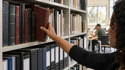 Imagem ilustrativa: Consulta a livros e documentos de referência