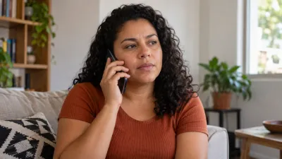 Imagem ilustrativa: Mulher busca orientação por telefone em ambiente reservado