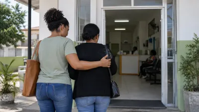 Imagem ilustrativa: Mulher acompanhada por pessoa de confiança procura um serviço de saúde