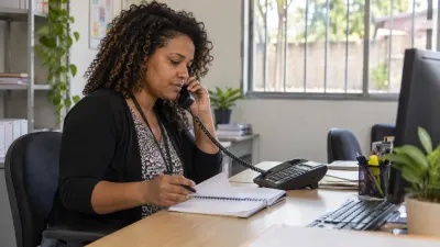 Imagem ilustrativa: Profissional articula um encaminhamento por telefone