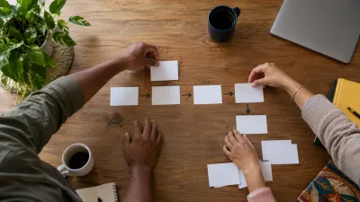Imagem ilustrativa: Organização de etapas de atendimento em cartões sobre mesa